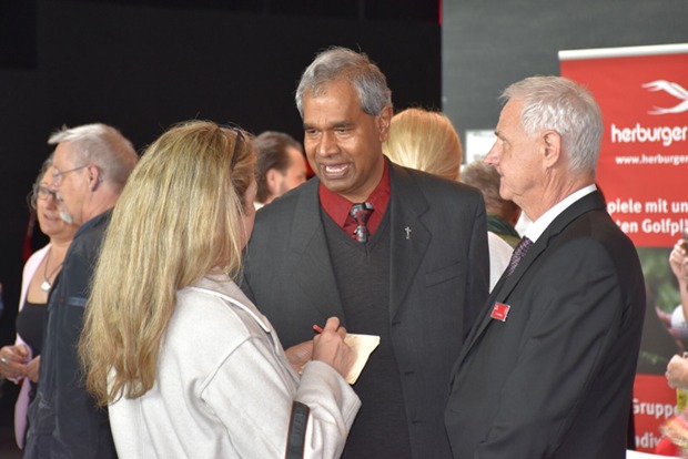 Vorarlbergerin Redakteurin Yasmin Ritter mit Pfarrer Varghese „Georg“ Thaniyath und Werner Herburger.