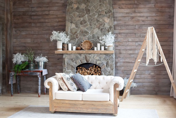 Holzleiter als Deko im Wohnzimmer | Credit: iStock.com/Тодорчук Екатерина