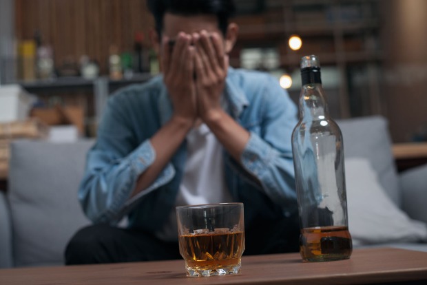 Mann trinkt zu viel Alkohol | Credit: iStock.com/Domepitipat