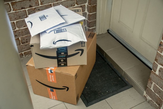 Amazonpakete vor einer Haustüre.
