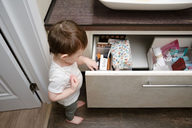 Kind kramt in Badezimmerschublade | Credit: iStock.com/Andrey Zhuravlev