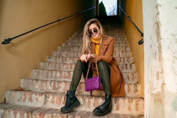 Frau trägt Biker-Boots | Credit: iStock.com/Phoenixns