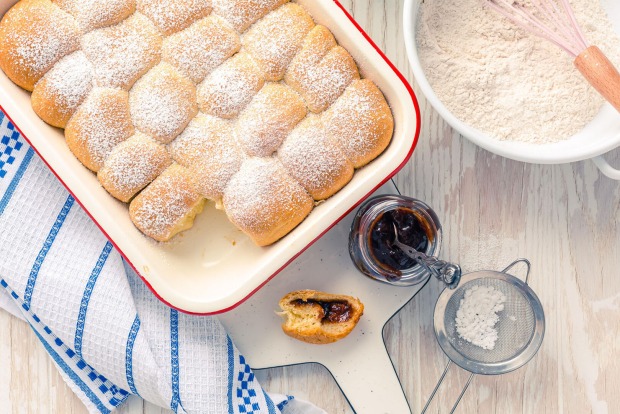 Buchteln mit Marmelade | Credit: Ingrid Balabanova / imageBROKER / picturedesk.com