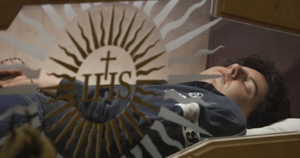 Carlo Acutis nach seinem Tod, friedvoll in einem gläsernen Sarg liegend