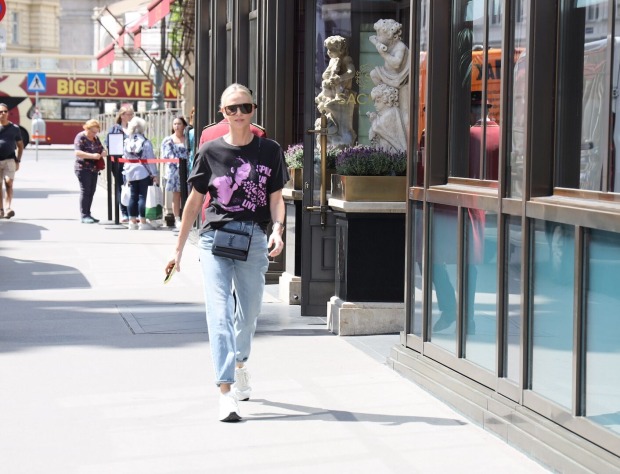 Charlize Theron mit einer lockeren Jeans und einem schwarzen T-Shirt.