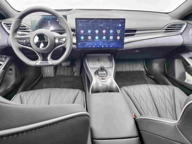 Das Cockpit des BYD Seal 3.85: Silber ist die dominierende Farbe - sowohl beim Lenkrad als auch bei den Sitzen.