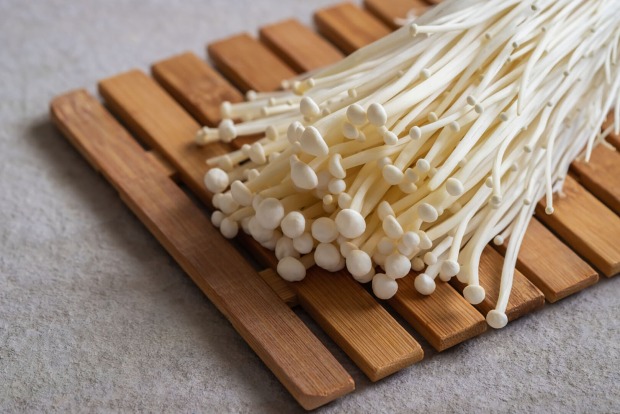 Eniki Pilze auf einem Brett | Credit: iStock.com/Amarita