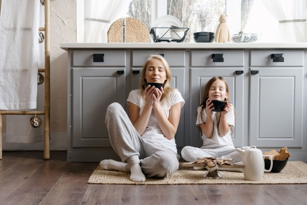 Mutter und Tochter genießen ein Getränk | Credit: iStock.com/brizmaker