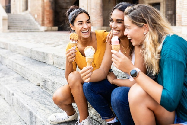 Drei Freundinnen essen zusammen Eis | Credit: iStock.com/Xavier Lorenzo