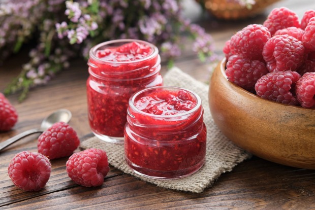 Himbeer-soße | Credit: iStock.com/ChamilleWhite