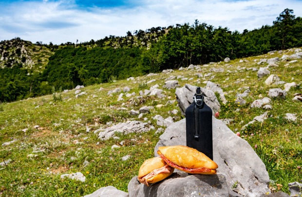 Jause auf einem Stein | Credit: iStock.com/ArtMassa