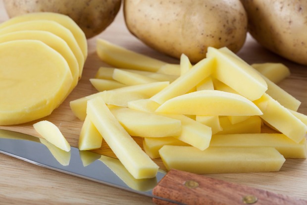 Kartoffel in Scheiben geschnitten | Credit: iStock.com/KatarzynaBialasiewicz