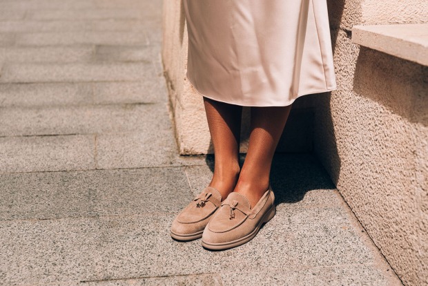 Frau trägt Loafers | Credit: iStock.com/MykolaSenyuk