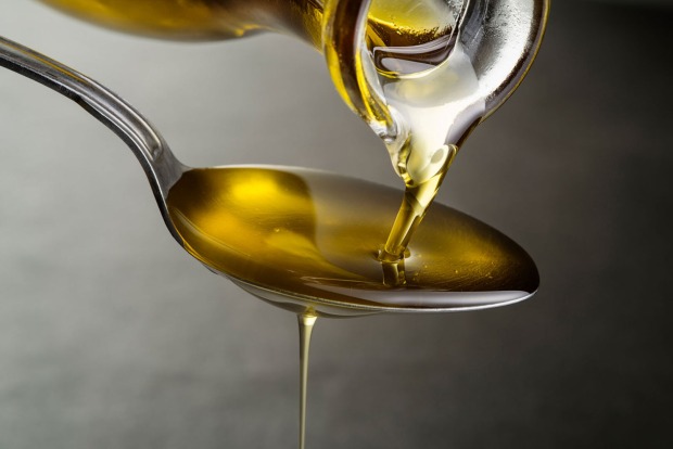 Olivenöl auf einem Löffel | Credit: iStock.com/dulezidar