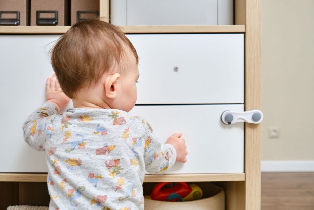 Kind rüttelt an Schublade | Credit: iStock.com/Andrey Zhuravlev