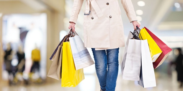 Frau mit vielen Einkaufstaschen | Credit: iStock.com/imtmphoto