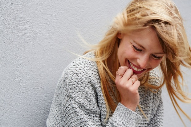 Frau mit grauem Pullover | Credit: iStock.com/SanneBerg