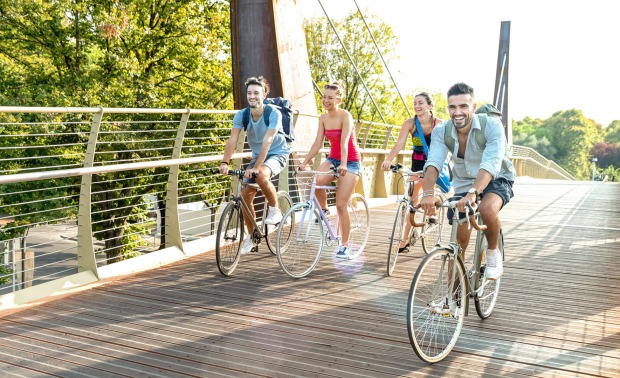 Studenten fahren gemeinsam Fahrrad | Credit: iStock.com/ViewApart