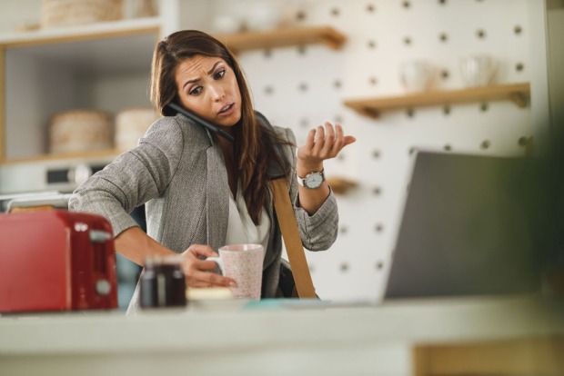 Frau wirkt gestresst | Credit: iStock.com/MilanMarkovic