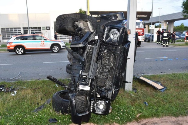 Umgekippter Unfallwagen am Lichtmast.