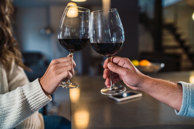 Paar trinkt Wein zusammen | Credit: iStock.com/koldo studio