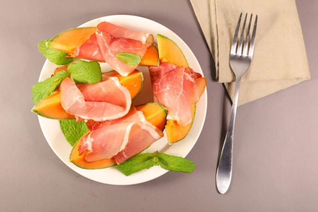 Zuckermelone mit Schinken | Credit: iStock.com/margouillatphotos