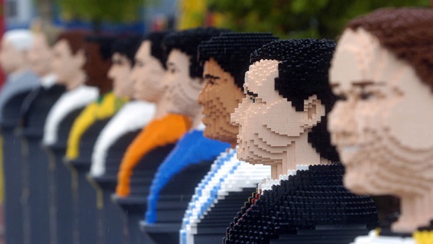 Große und kleine LEGO Bauer können im Kreativ-Zentrum des Parks „Rebuild the World“ die Lieblingsflaggen und -trikots ihrer Favoriten-Teams nachbauen.