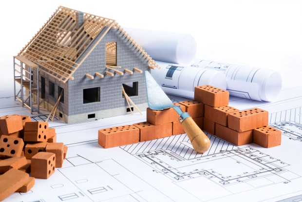Bauplan mit Miniaturhaus | Credit: iStock.com/RomoloTavani