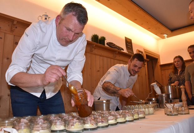 fair kocht: Wolfgang Mätzler, Peter Horvath servierten Käsesuppe, gebeizter Milchkalbstafelspitz, Spargel (Geschichten im Glas)
