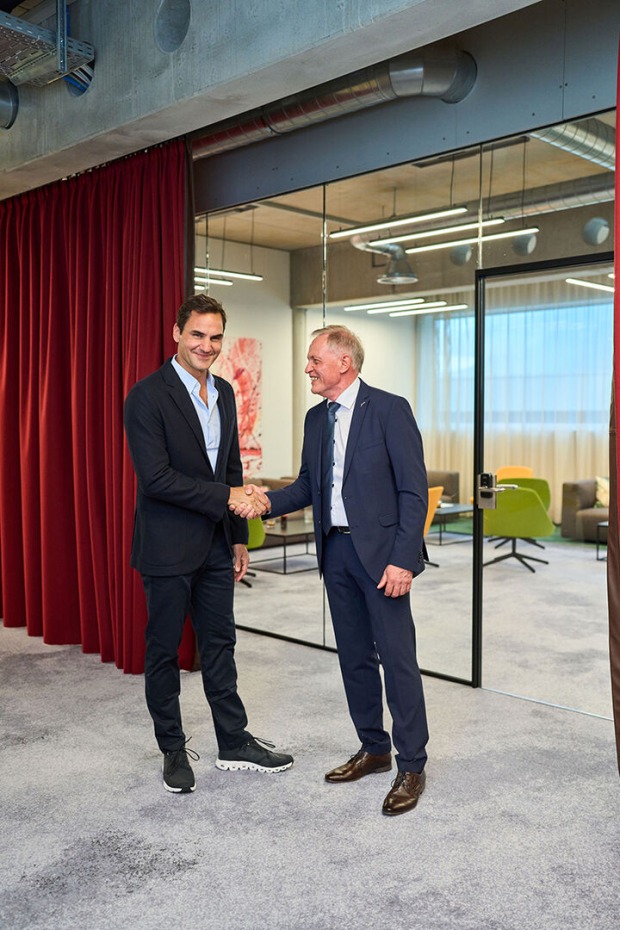 Roger Federer (Jura Markenbotschafter) und Andreas Hechenblaikner (Geschäftsführer Jura Österreich)