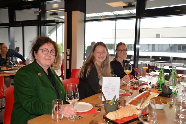 Drei Frauen sitzen an einem Tisch