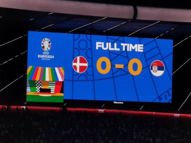 Vidiwall im Münchner Stadion, das den Endstand von 0:0 zwischen Dänemark und Serbien anzeigt