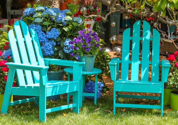 Bunte Stühle im Garten | Credit: iStock.com/Susan Vineyard