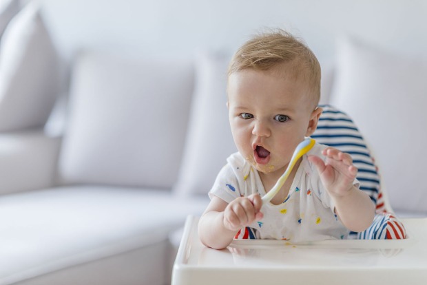 Kind sitzt im Hochstuhl | Credit: iStock.com/dragana991