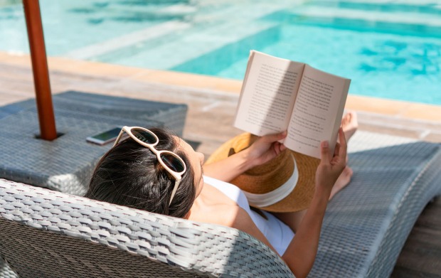 Frau liest im Pool | Credit: iStock.com/Pattarisara Suvichanarakul