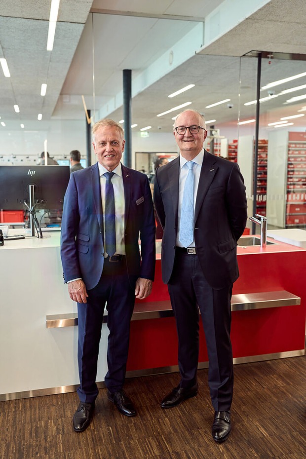 Andreas Hechenblaikner (Geschäftsführer Jura Österreich), Emanuel Probst (CEO Jura) (v. li.)