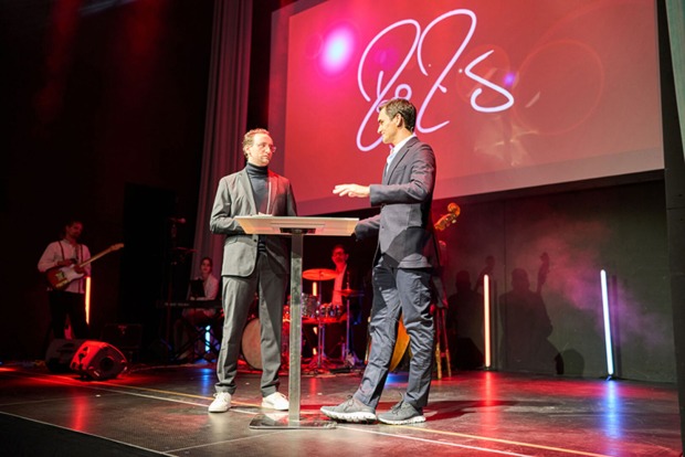 Simon Probst (Jura Verwaltungsratsmitglied), Roger Federer (Jura Markenbotschafter) (v. li.)