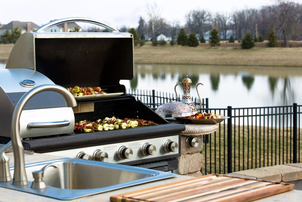 Outdoor-Küche im Garten | Credit: iStock.com/ozgurcoskun