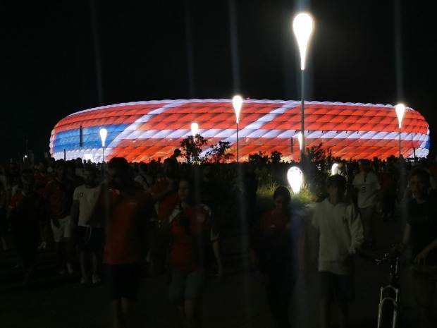 Die serbische und die dänische Flagge auf der Außenhülle des Münchner Stadions