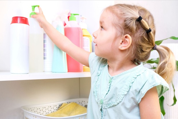Kind greift nach Reinigungsmittel | Credit: iStock.com/Elena KHarchenko