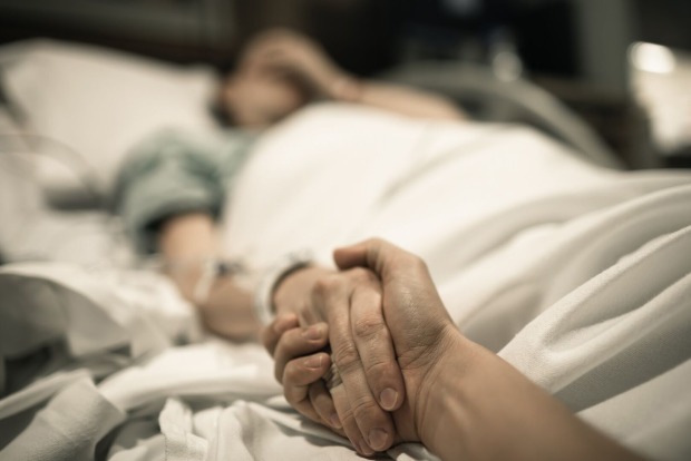 Eine Frau liegt in einem Krankenbett im Spital.