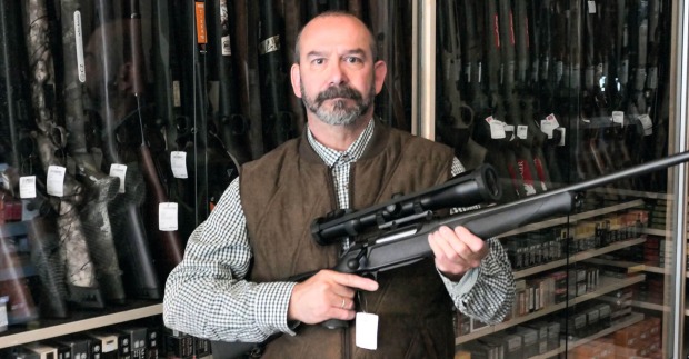 Auf zweitem Bildungsweg wurde Heinz-Peter Kurus Büchsenmacher. Die Fertigung eigener Waffen und die Reparatur in der Werkstatt sind dabei seine Passionen.