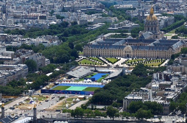 Eine Hotelanlage in Paris von oben