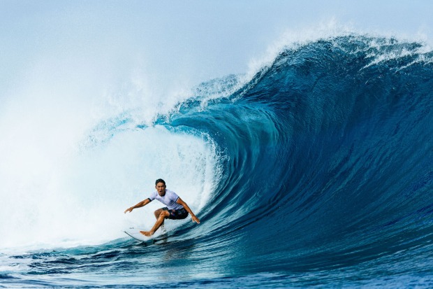 Ein Surfer in einer riesigen Welle