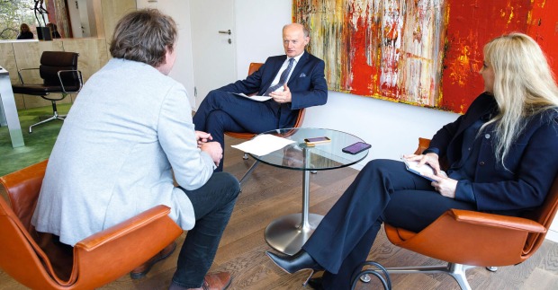 Generaldirektor Franz Gasselsberger im Gespräch mit Verlagsgeschäftsführerin Johanna Lengauer und Chefredakteur Klaus Schobesberger.