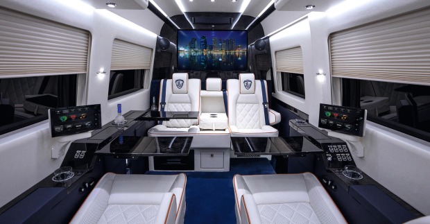 Der "Jetvan" wird seinem Namen gerecht. Ein Mercedes Sprinter wird zum Privatjet auf Rädern - Büro, WC und Badezimmer inklusive.