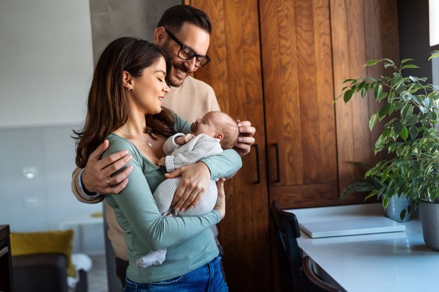 Eltern halten Baby im Arm | Credit: iStock.com/nd3000