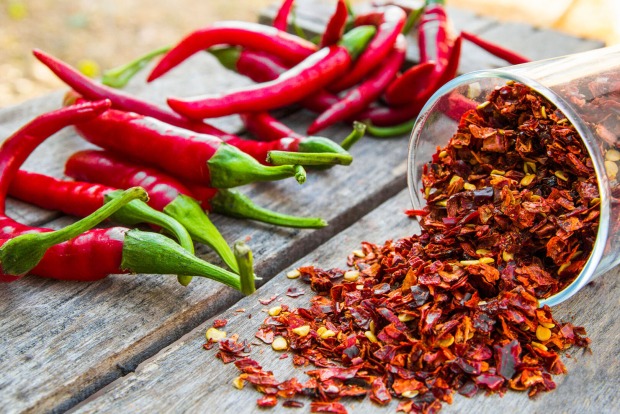 Chili-Flocken auf einem Brett | Credit: iStock.com/19msa05