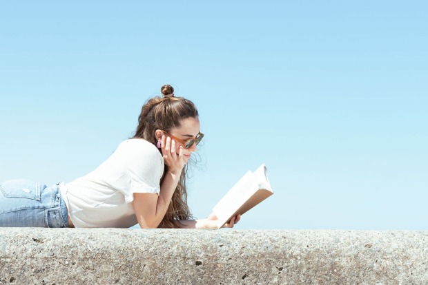 Frau liegt und liest | Credit: iStock.com/Egoitz Bengoetxea Iguaran