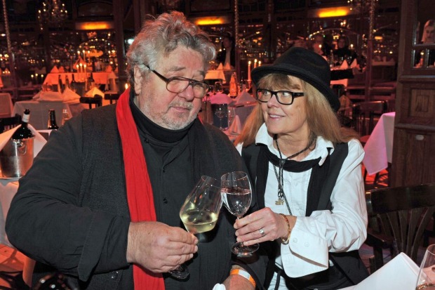 Michael Schanze und Uschi Köhl prosten sich mit Weingläsern zu.